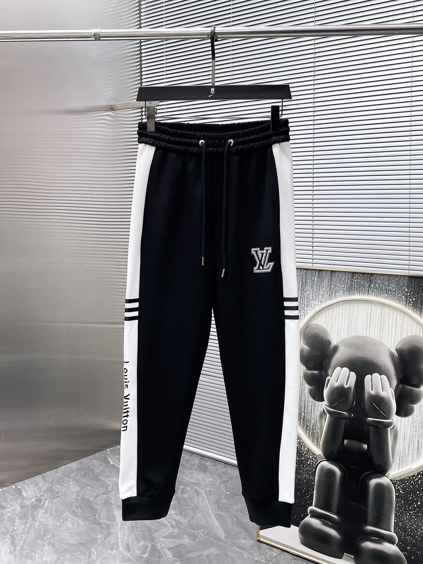 🅿️720 LV hot-selling suit is coming. Focus on the original version of the official website. 2025 new hot-selling cardigan suit. The original order is the best. 🇭🇰The meticulous work of top designers. It has a fitting and perfect upper body effect. All-natural high-quality Tencel Roman cotton 100%, close-fitting comfort, noble and elegant! Original hardware embodies elegance and nobility! Counter size: M-3XL (maximum wear up to 190 pounds)